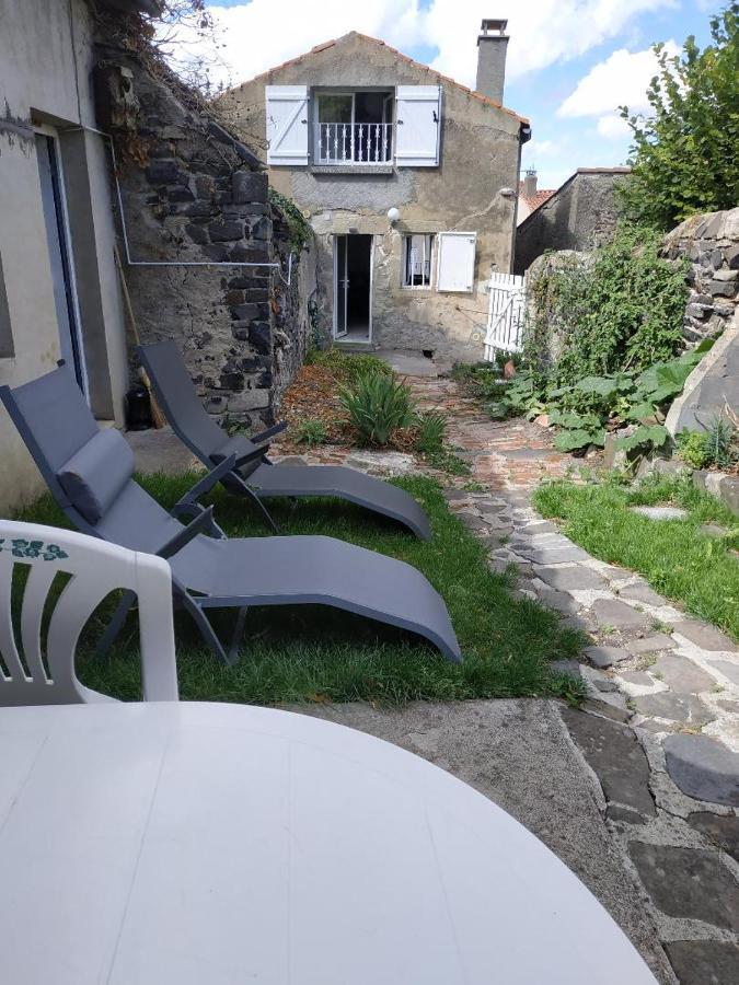 Nid Sous Le Volcan Saint-Sandoux Exterior foto