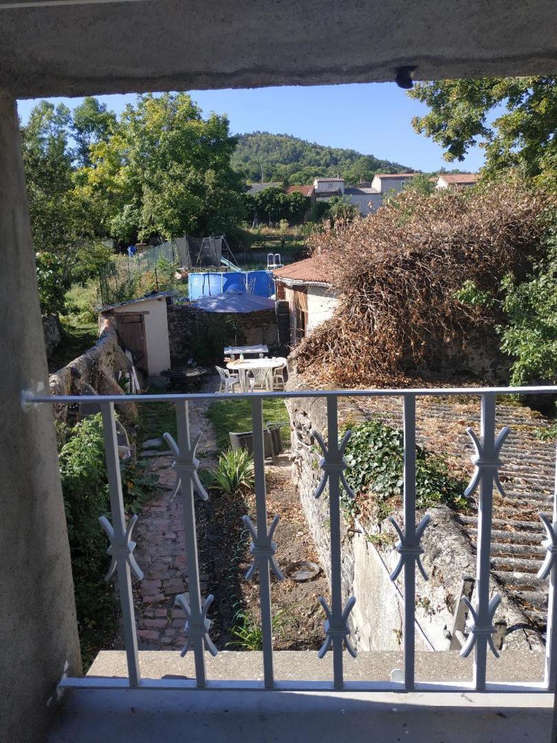Nid Sous Le Volcan Saint-Sandoux Exterior foto